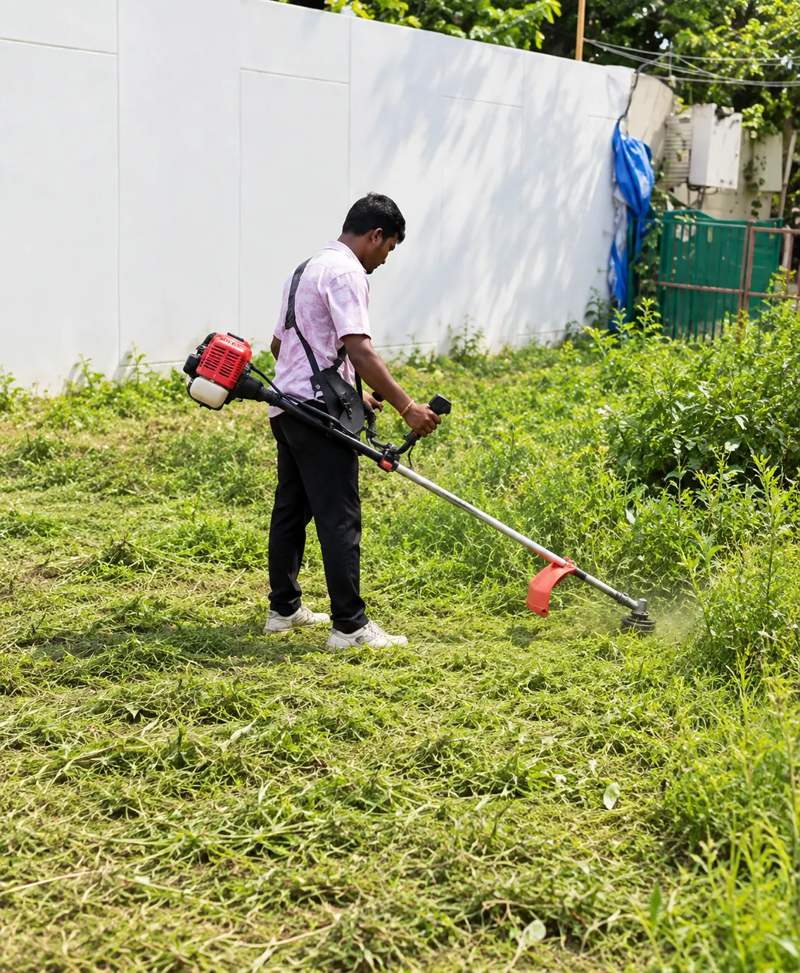 Get Labourers crew cleaning a vacant site in Bangalore